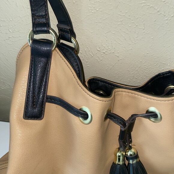 Liz Clairborne Leanne 4 Poster Shoulder Bag Tan and Black - Picture 3 of 12